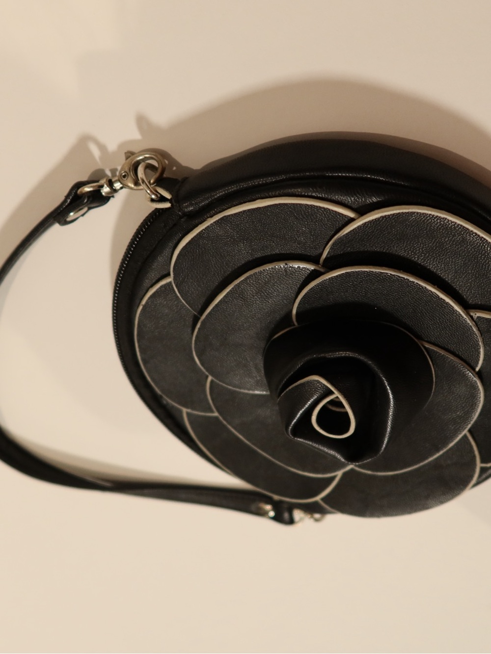 Y2K Black Floral Round Wristlet Bag - Picture 3 of 8